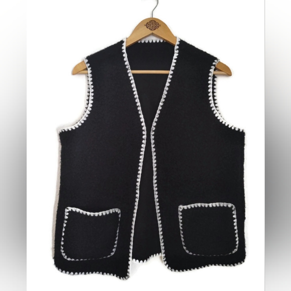 Lillusory Black With Cream Trim Lamb Texture Vest Size Small